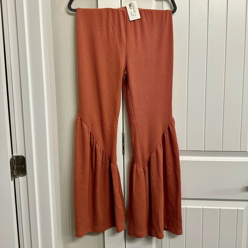 The cutest stretchy pants ever!!! Ruffle bottom. NWT